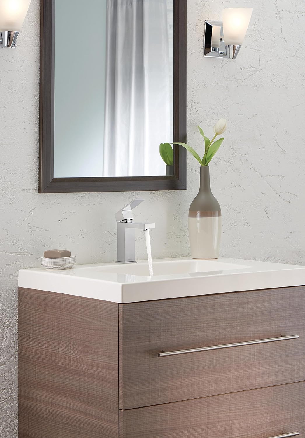 Chrome Single Hole Bathroom Faucet with Drain Assembly D541191