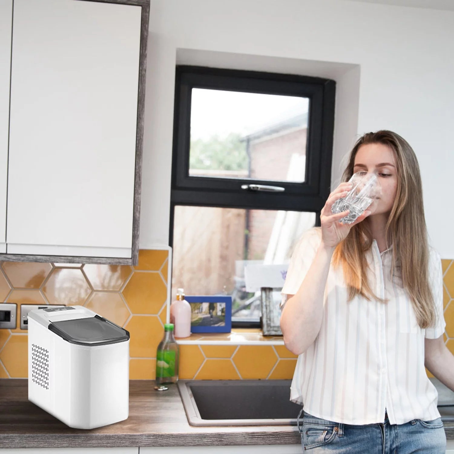 White Portable Countertop Ice Maker G9487